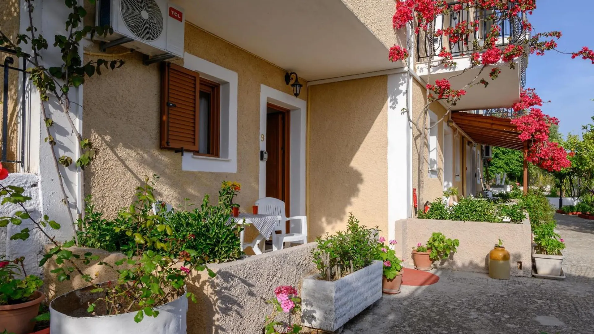 BUENA VISTA studios Lourdata  Grecia